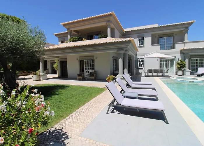 Charming Exceptional Golf Villa In Algarve
