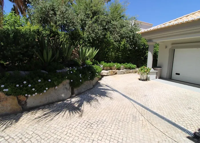 Charming Exceptional Golf Villa In Algarve